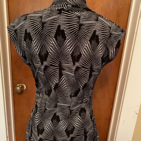 Black and White blouse with cap sleeves - Picture 4 of 6